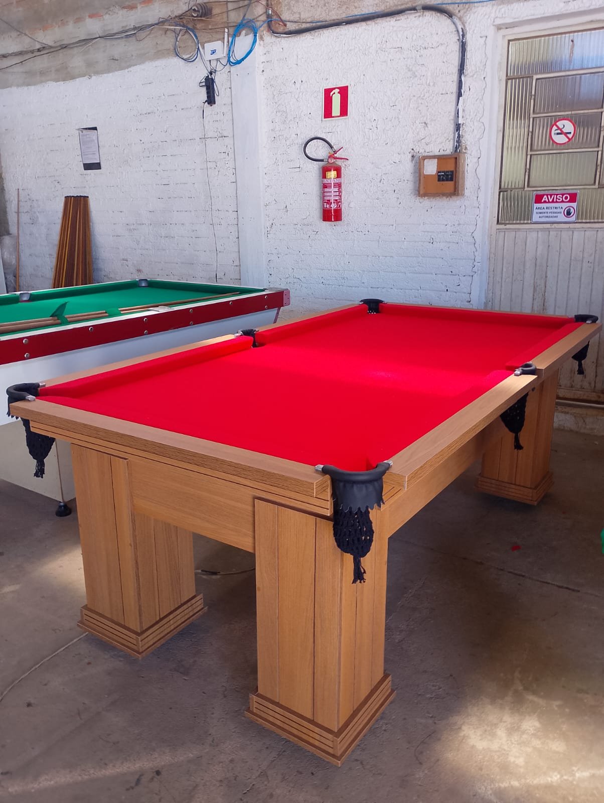 Mesa de Bilhar em MDF Cor Amadeirada Tecido Vermelho 1.20x2.20